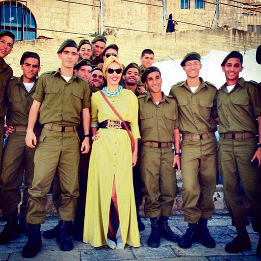 Ксения Собчак с солдатами ЦАХАЛаnullnull Ксения Собчак с солдатами ЦАХАЛа