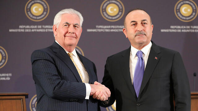 Непрочный союз: госсекретарь США Рекс Тиллерсон и его турецкий коллега Мевлют Чавушоглу, 2017 год. Фото: AP