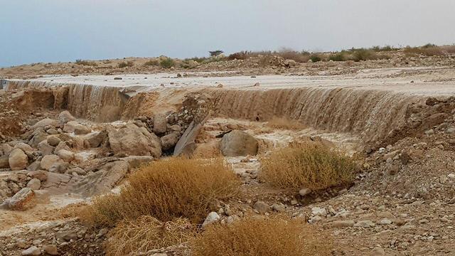 Бурные водные потоки в Араве. Фото: Нир Вагнер (צילום: ניר ונגר יחלצ עין גדי) Бурные водные потоки в Араве. Фото: Нир Вагнер