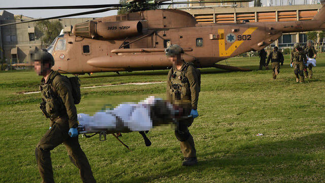 Эвакуация раненых. Фото: Хаим Горенштейн