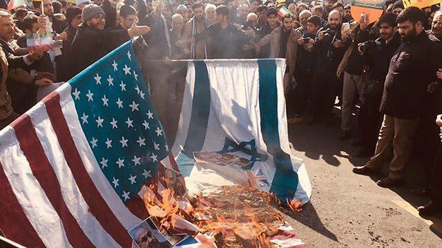 Центральная часть торжеств - сжигание флагов США и Израиля