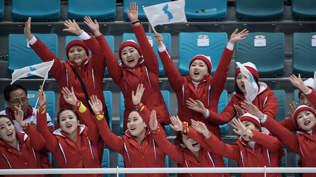 Группа поддержки олимпийцев КНДР. Фото: AFP (צילום: AFP) Группа поддержки олимпийцев КНДР. Фото: AFP