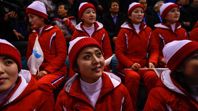 Группа поддержки олимпийцев КНДР. Фото: AFP (צילום: AFP) Группа поддержки олимпийцев КНДР. Фото: AFP