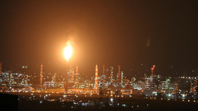 Заводы Хайфы. Фото: Ирис Галь (צילום: איריס גל) Заводы Хайфы. Фото: Ирис Галь