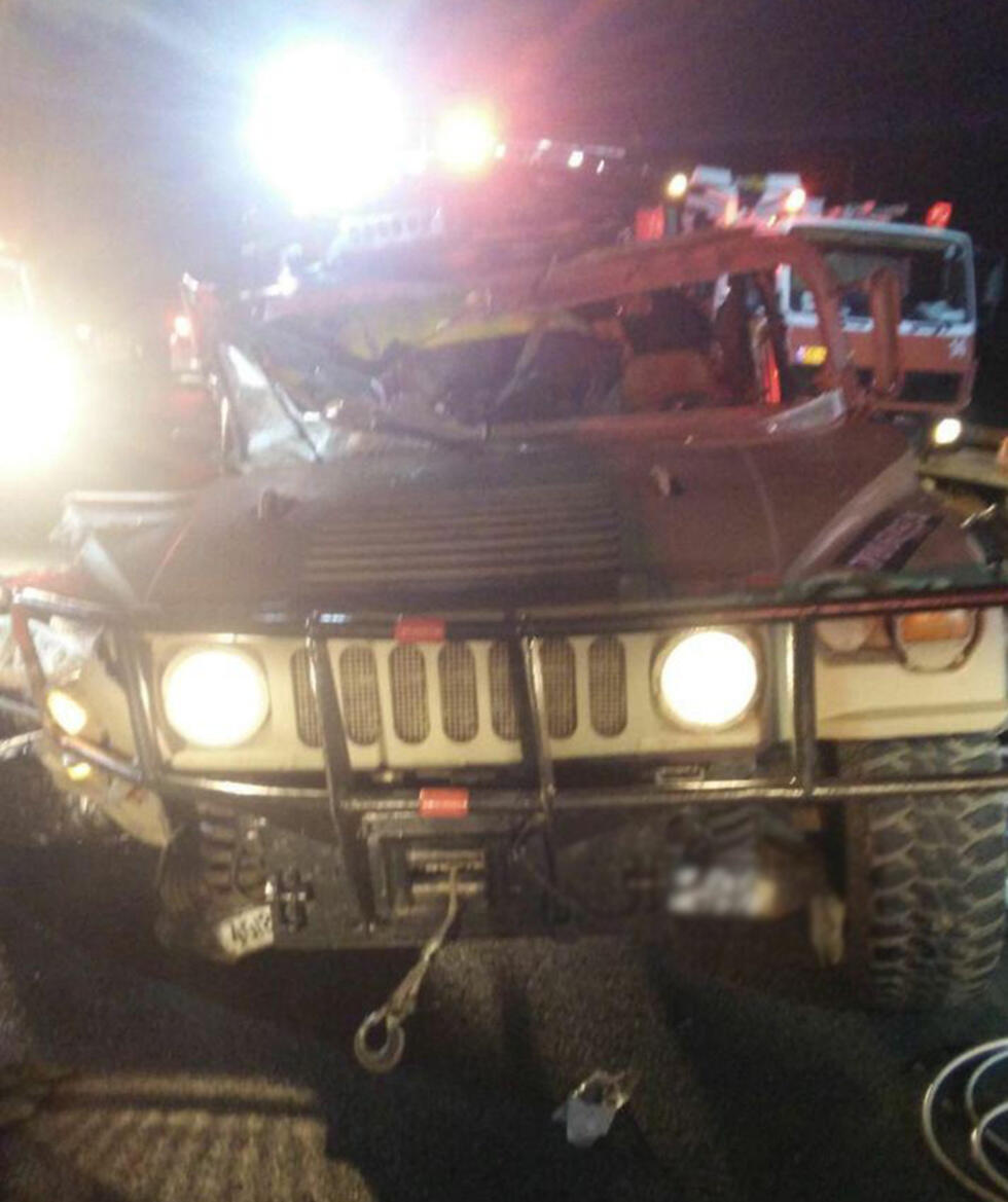 Один из армейских "Хаммеров" после столкновенияnullnull Один из армейских "Хаммеров" после столкновения