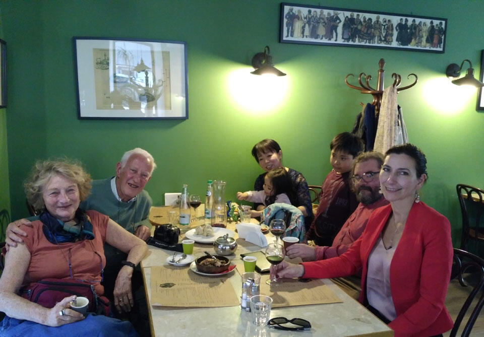 Семейная встреча. Далия - первая слева, Эрвин - второй справа (My Heritage) Семейная встреча. Далия - первая слева, Эрвин - второй справа