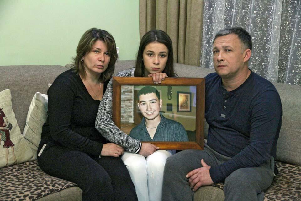 Семья Губич с портретом сына Ростислава. Фото: Зохар Шахар (Фото: Зохар Шахар) Семья Губич с портретом сына Ростислава. Фото: Зохар Шахар