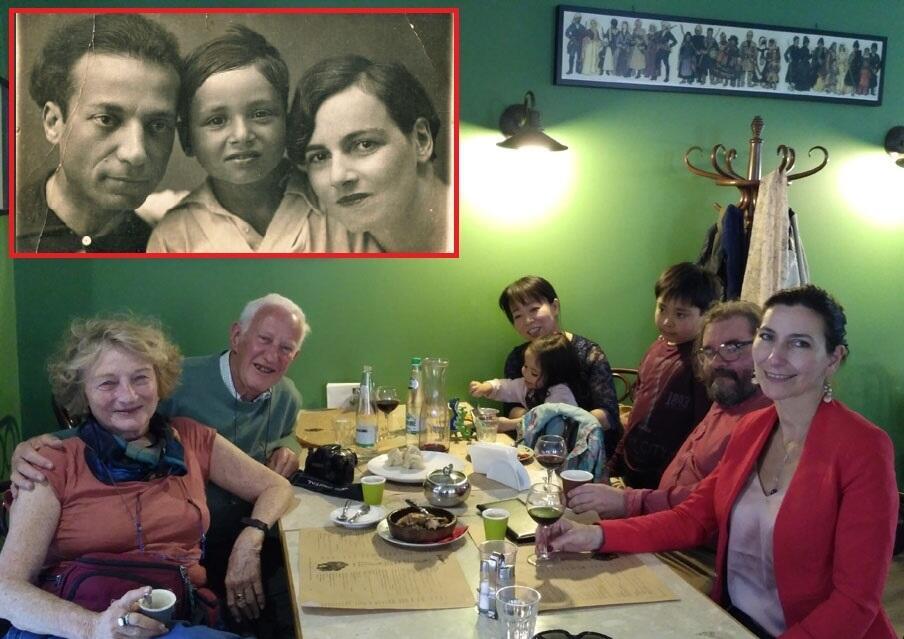 Разлученная семья снова вместе. Фото: My Heritage (My Heritage) Разлученная семья снова вместе. Фото: My Heritage