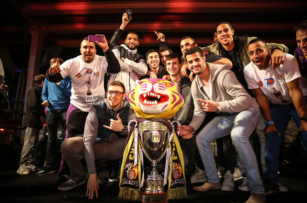 Болельщики Холона с кубком. Фото: Оз Муалем (צילום: עוז מועלם) Болельщики Холона с кубком. Фото: Оз Муалем