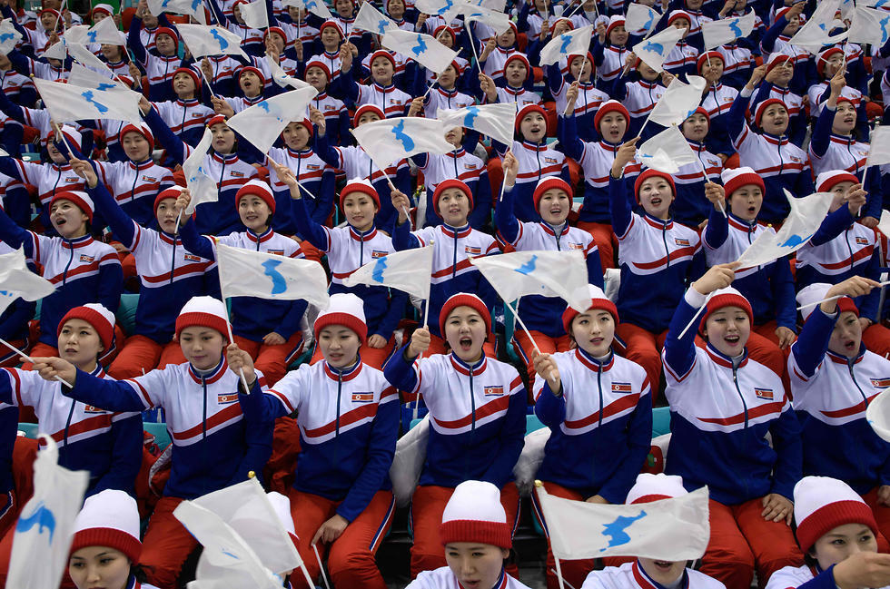 Группа поддержки олимпийцев КНДР. Фото: AFP (צילום: AFP) Группа поддержки олимпийцев КНДР. Фото: AFP