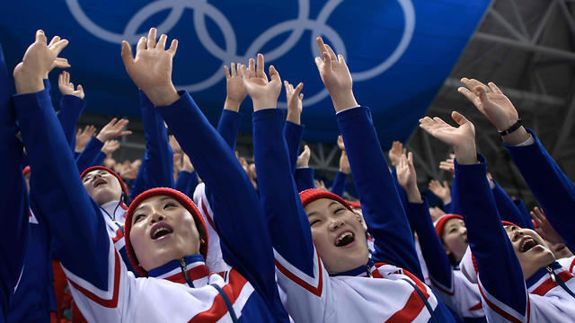 Группа поддержки олимпийцев КНДР. Фото: AFP (צילום: AFP) Группа поддержки олимпийцев КНДР. Фото: AFP