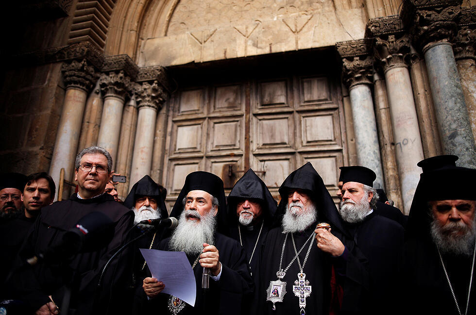 Greek Patriarch Theophilos III making a statement outside the closed church (צילום: רויטרס) Greek Patriarch Theophilos III making a statement outside the closed church