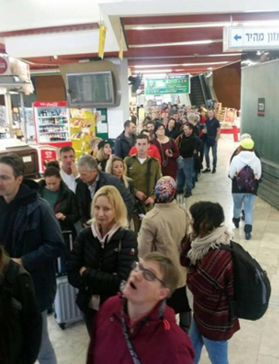 Пассажиры на автобусной станцииnullnull Пассажиры на автобусной станции