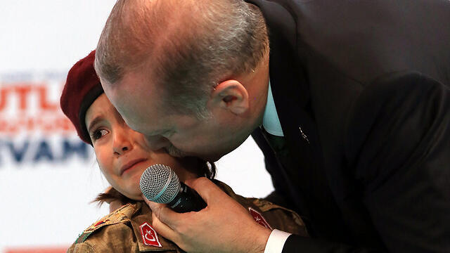 Девочка и президент. Фото: EPA