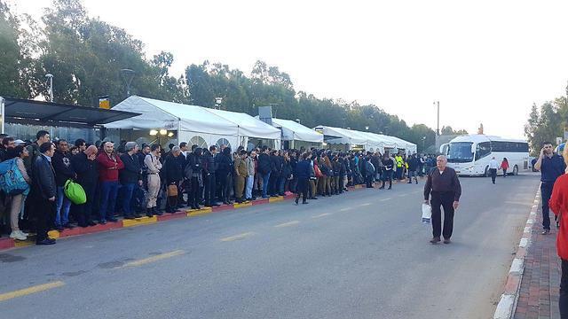 Delays caused by rail electric work (צילום: יוסי פישר) Delays caused by rail electric work