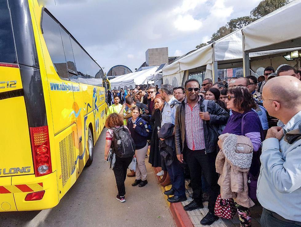 Passengers crowding at Beit Yehoshua as they wait for shuttles