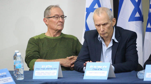 Retired police Maj.-Gen. Alik Ron (L) and MK Omer Bar-Lev