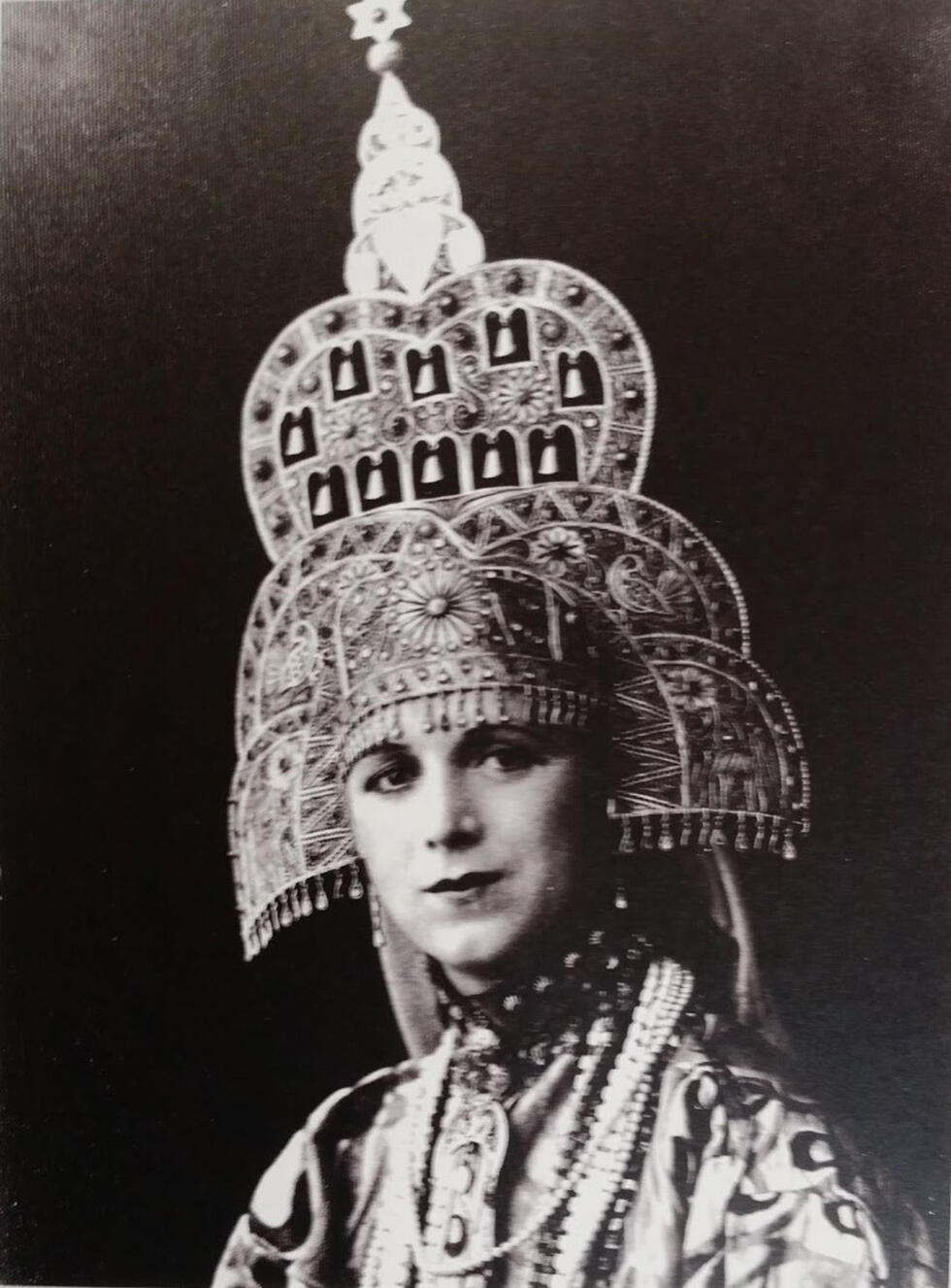 Первая королева красоты Израиля Рахель Блюмфельд в образе Эстер, 1931 год. Фото из архива Музея Тель-Авива (מתוך אוסף המוזיאון לתולדות תל-אביב-יפו) Первая королева красоты Израиля Рахель Блюмфельд в образе Эстер, 1931 год. Фото из архива Музея Тель-Авива