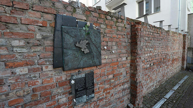 Warsaw ghetto wall (צילום: AP) Warsaw ghetto wall