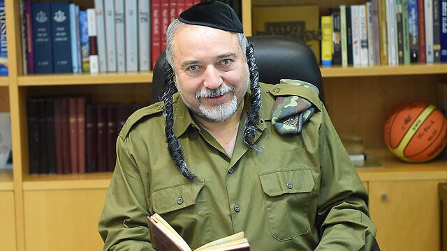 Defense Minister Lieberman dressed as a Haredi soldier