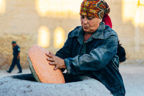 Узбекская хозяйка у традиционной печи - тандыра. Фото: Iryna Hromotska shutterstock