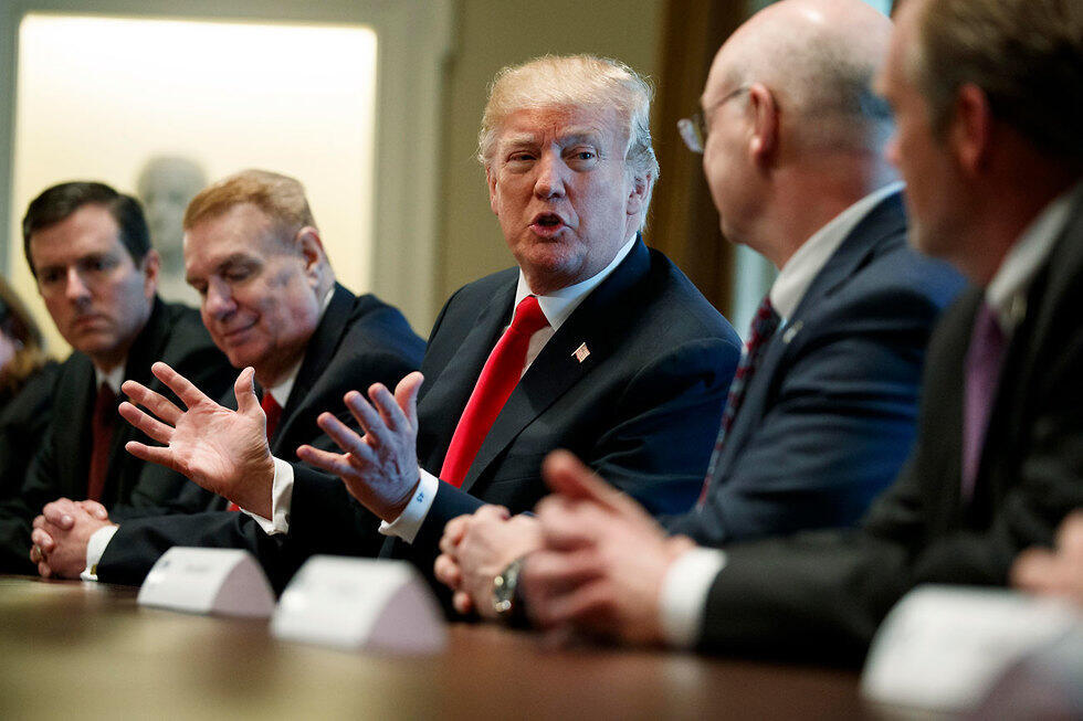 Президент США Дональд Трамп на рабочем совещании. Фото: AP