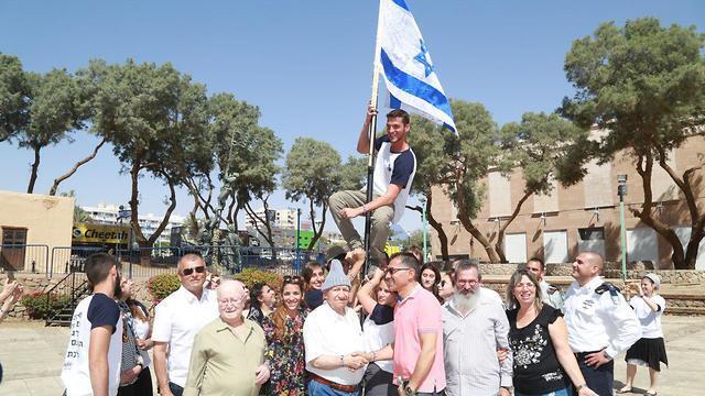 Students reenacting the raising of the ink flag over Eilat with IDF veterans (צילום: אורי רון) Students reenacting the raising of the ink flag over Eilat with IDF veterans
