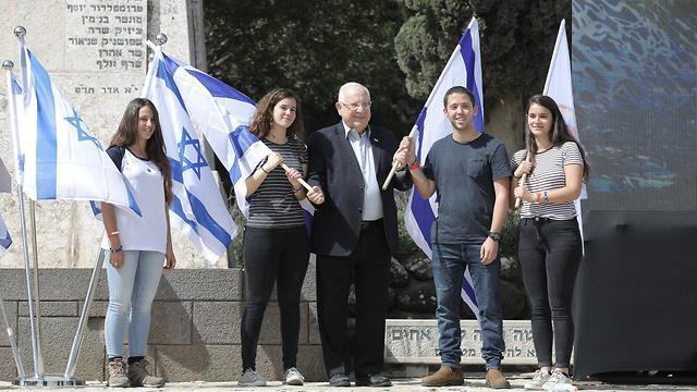 President Rivlin (center) in the northern region starting off point (צילום: תומר בן אבי) President Rivlin (center) in the northern region starting off point