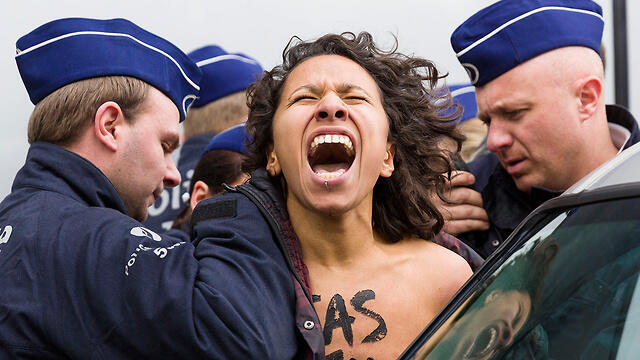 Арест активистки Femen. ФОто: АР