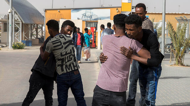 Освобождение нелегалов из лагеря "Холот". Фото: EPA