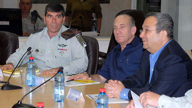 Then-Prime Minister Olmert, center, with his Defense Minister Barak, right, and IDF Chief of Staff Ashkenazi, left