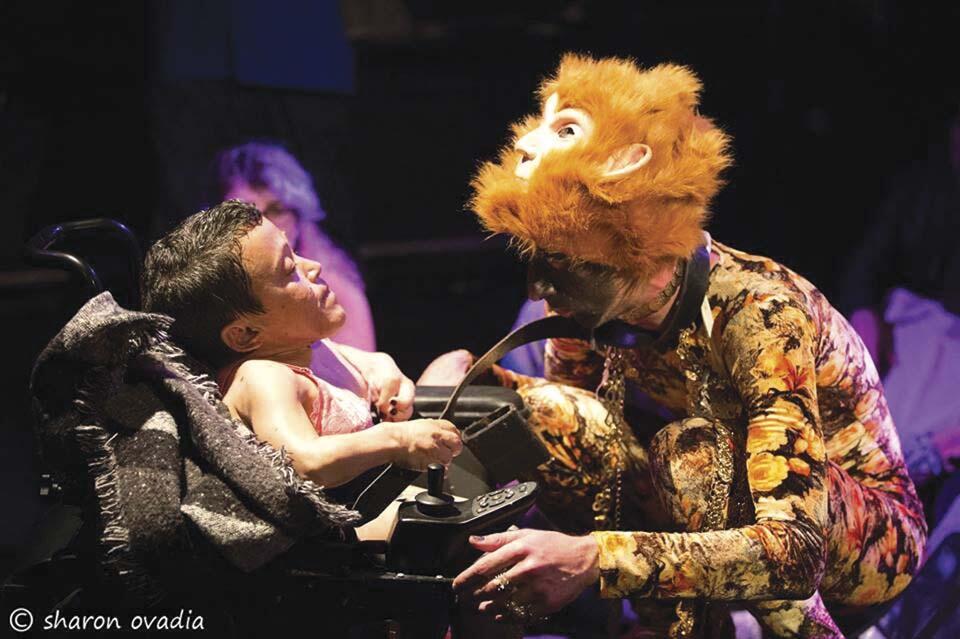 Ариэль Бронз во время своего моноспектакля. Фото: Шарон Овадия