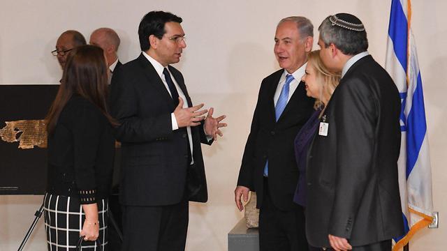 Israeli Ambassador Danon gives Netanyahu, his wife, and Minister Ze'ev Elkin a tour of the exhibition