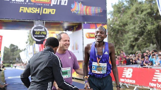 First place winner Kipkogey (R) and Jerusalem Mayor Barkat (center)