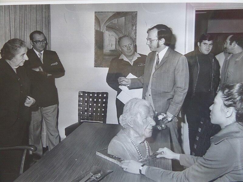 Голда Меир позирует для восковой фигуры. В центре - Шай Меир. Фото: Википедия (Википедия, общественное достояние) Голда Меир позирует для восковой фигуры. В центре - Шай Меир. Фото: Википедия