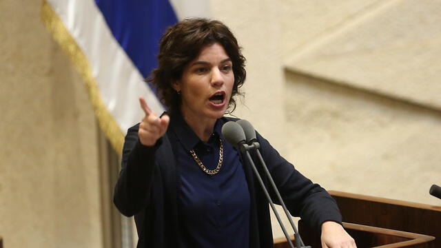 Newly elected Meretz chief Zandberg initially denied having any ties to Klughaft and later admitted to consulting with him, but said he was not employed by her campaign (צילטם: אלכס קולומויסקי) Newly elected Meretz chief Zandberg initially denied having any ties to Klughaft and later admitted to consulting with him, but said he was not employed by her campaign