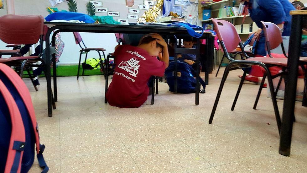 Students in Sderot school take cover under desks (צילום: רועי עידן) Students in Sderot school take cover under desks