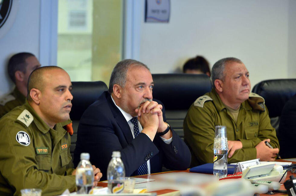 Defense Minister Lieberman, center, and IDF Chief of Staff Eisenkot, right, monitoring the drill (צילום: אריאל חרמוני, משרד הביטחון) Defense Minister Lieberman, center, and IDF Chief of Staff Eisenkot, right, monitoring the drill