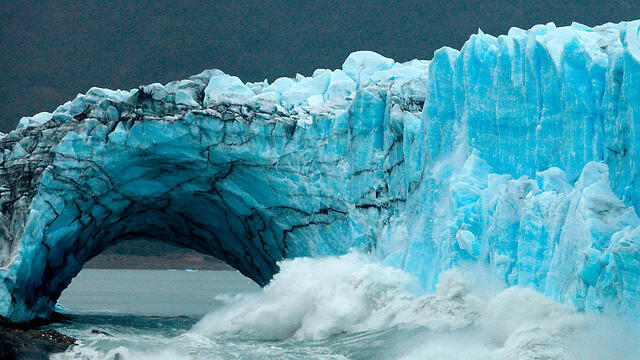 Крушение ледника. Фото: AFP (צילום: AFP) Крушение ледника. Фото: AFP