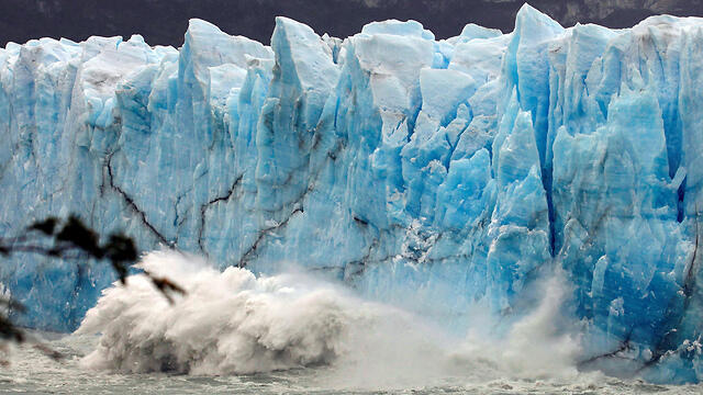 Крушение ледника. Фото: AFP (צילום: רויטרס) Крушение ледника. Фото: AFP