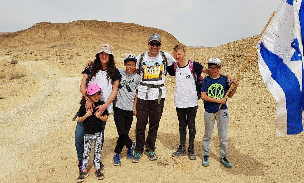 Shir and her family (באדיבות ''מסע 70'') Shir and her family