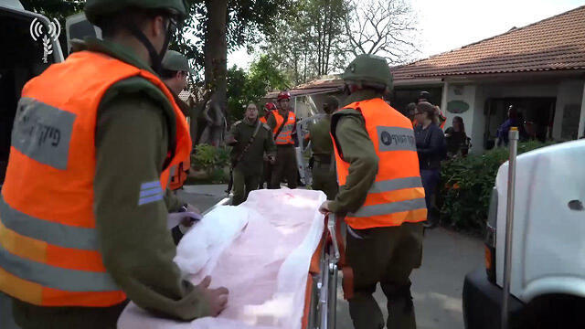 Simulating evacuation of wounded (צילום: דובר צה"ל) Simulating evacuation of wounded