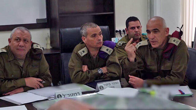 IDF leaders discuss strategy in war room (צילום: דובר צה"ל) IDF leaders discuss strategy in war room