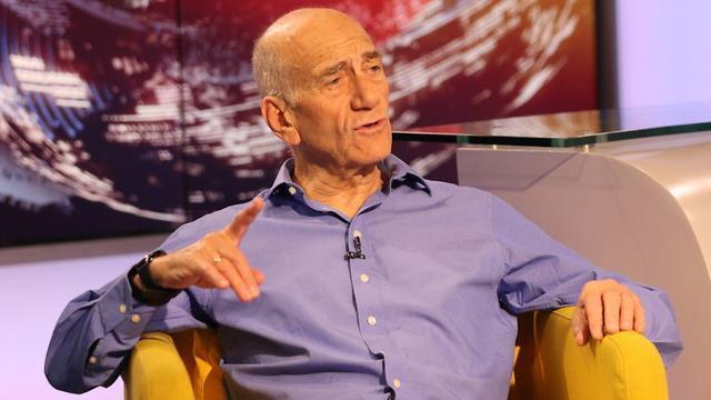 Ehud Olmert at the Ynet studio (צילום: אבי מועלם) Ehud Olmert at the Ynet studio