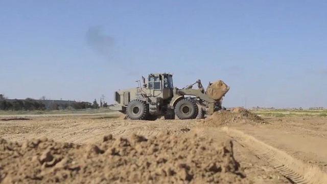 IDF neutralizing a terror tunnel Hamas tried to put back into operations near Kerem Shalom (צילום: דובר צה"ל) IDF neutralizing a terror tunnel Hamas tried to put back into operations near Kerem Shalom