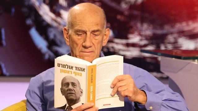 Olmert at the Ynet studio with his new autobiography (צילום: אבי מועלם) Olmert at the Ynet studio with his new autobiography