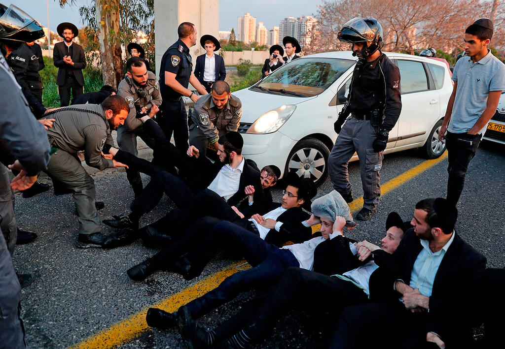 Jerusalem Faction members blocking roads in protest against the arrest of ultra-Orthodox individuals who refuse to enlist (Photo: AFP) Jerusalem Faction members blocking roads in protest against the arrest of ultra-Orthodox individuals who refuse to enlist