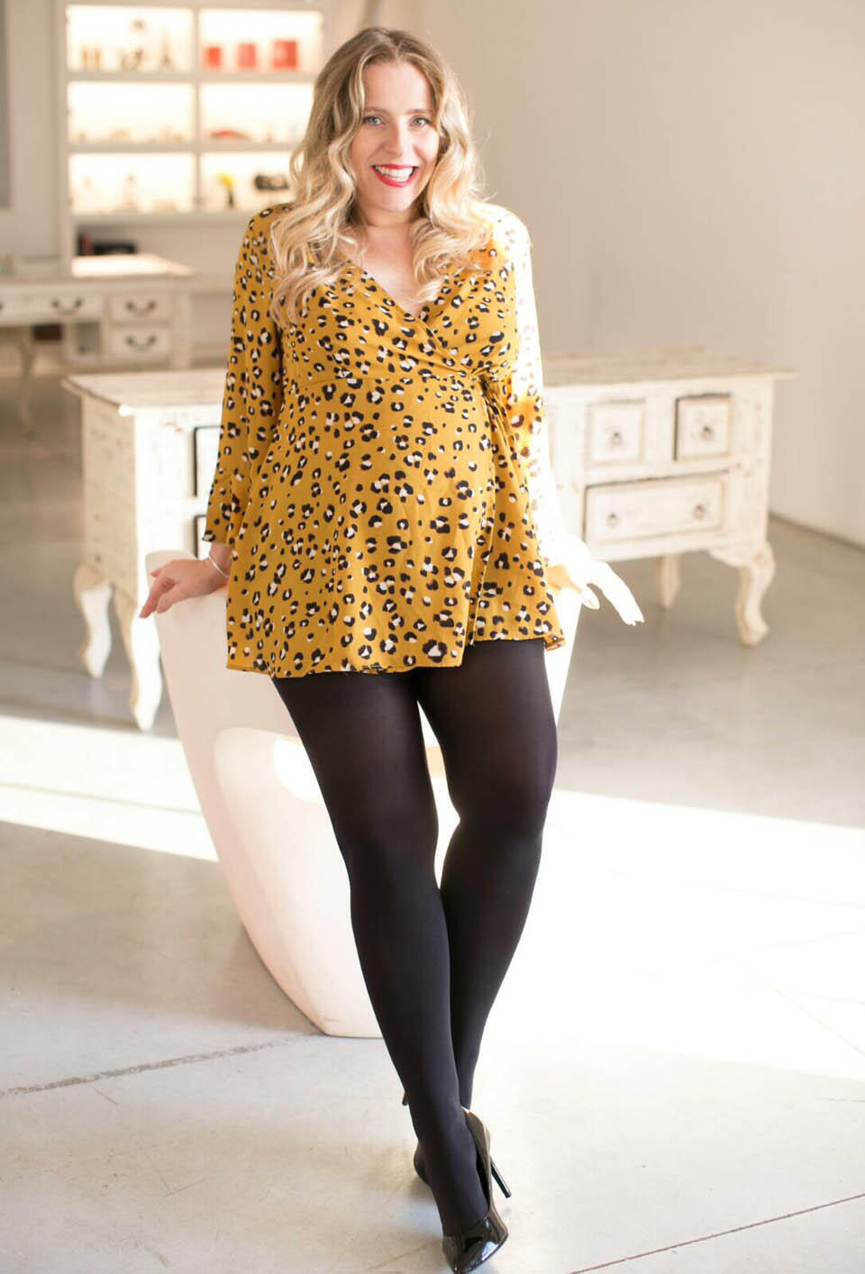 Михаль на 7-м месяце. Рубашка Рами Леви, колготки H&M, туфли Aldo. Фото: Анат Казул (Фото: личный архив автора) Михаль на 7-м месяце. Рубашка Рами Леви, колготки H&M, туфли Aldo. Фото: Анат Казул