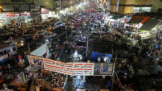 רכישת מוצרים צבאיים מלווה בתחושת גאווה לאומית. שוק בקהיר
