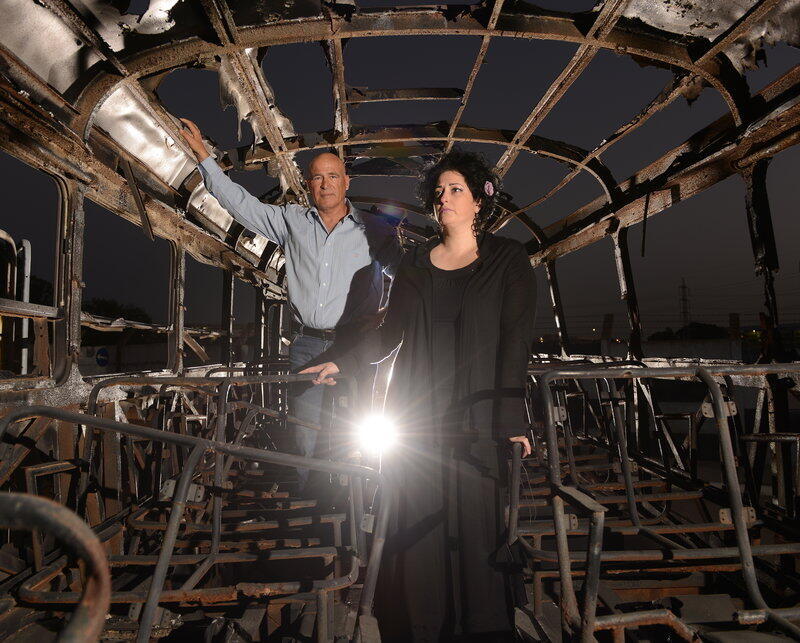 Выжившая в "кровавом автобусе" и командир спецоперации на месте бывшего теракта. Фото: Юваль Хен